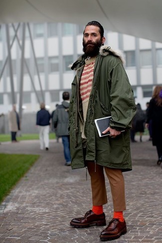 Comment porter un pantalon de costume marron quand il fait froid