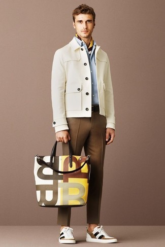 Comment porter un pantalon de costume marron