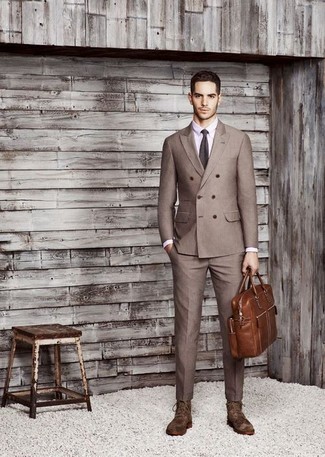 Comment porter un pantalon de costume marron