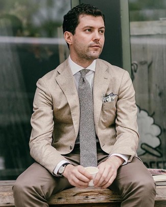 Comment porter un pantalon de costume marron à 30 ans
