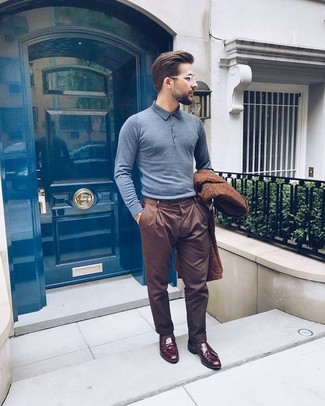 Comment porter un pantalon de costume marron quand il fait froid
