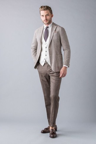 Comment porter un pantalon de costume marron en automne