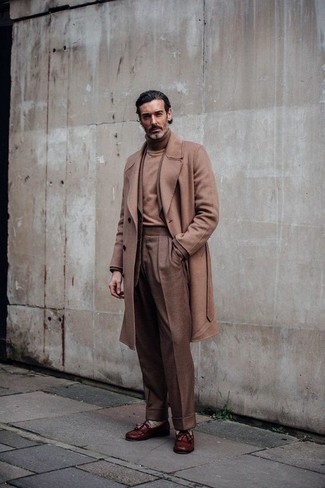 Comment porter un pantalon de costume marron quand il fait froid