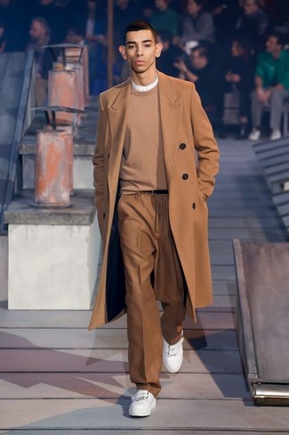 Comment porter un pantalon de costume marron quand il fait froid