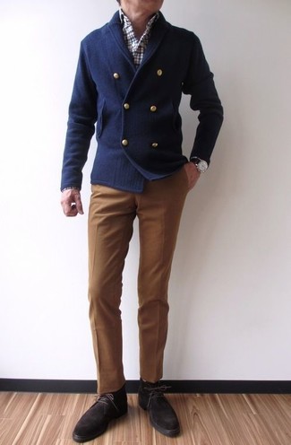 Comment porter un pantalon de costume marron en automne