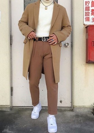 Comment porter un pantalon de costume marron quand il fait froid