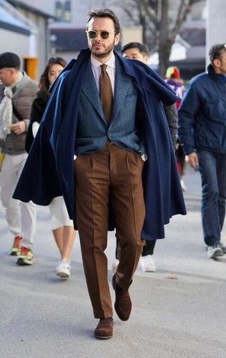 Comment porter un pantalon de costume marron quand il fait froid