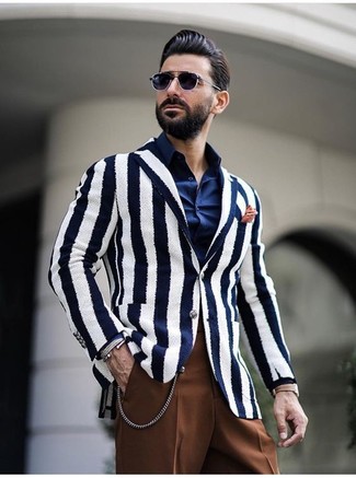 Comment porter un pantalon de costume marron