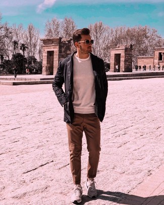 Comment porter un pantalon de costume marron pour un style chic decontractés