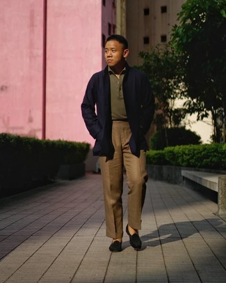 Comment porter un pantalon de costume marron en automne