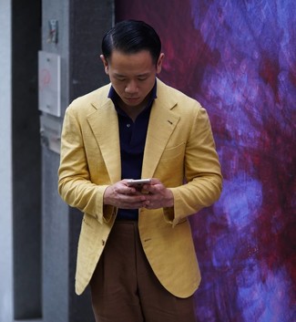 Comment porter un pantalon de costume marron
