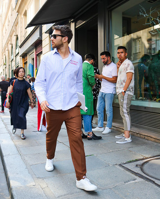 Comment porter un pantalon de costume marron pour un style chic decontractés