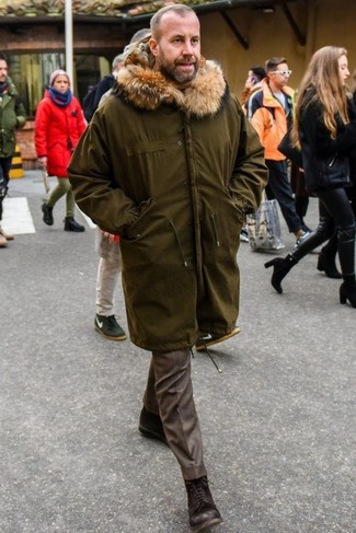 Comment porter un pantalon de costume marron en automne