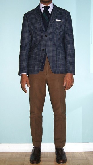 Comment porter un pantalon de costume marron en automne