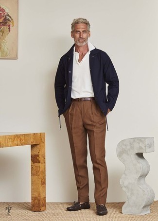 Comment porter un pantalon de costume marron
