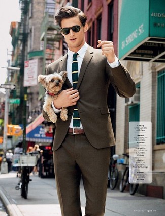 Comment porter un pantalon de costume marron