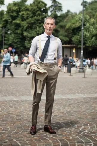 Comment porter un pantalon de costume marron en automne