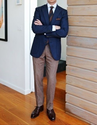Comment porter un pantalon de costume marron