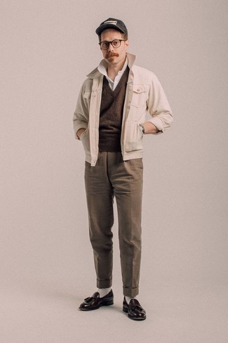 Comment porter un pantalon de costume marron en automne