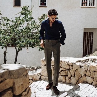 Comment porter un pantalon de costume marron