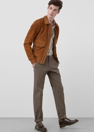 Comment porter un pantalon de costume marron pour un style chic decontractés en automne