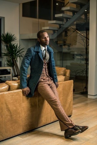 Comment porter un pantalon de costume marron en automne