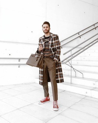 Comment porter un pantalon de costume marron quand il fait froid