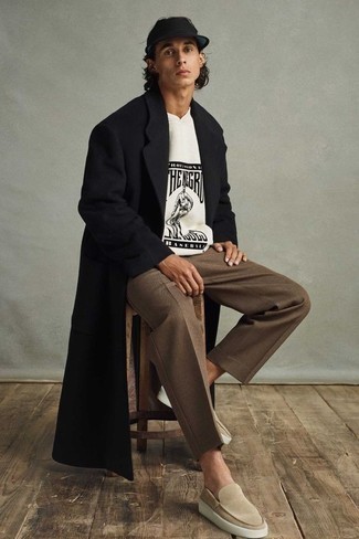 Comment porter un pantalon de costume marron quand il fait froid