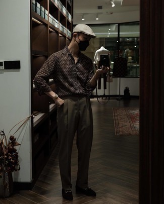 Comment porter un pantalon de costume marron en automne