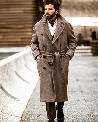 Comment porter un pantalon de costume marron en hiver