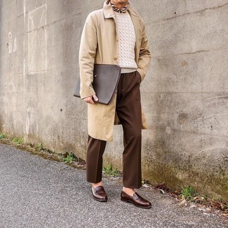 Comment porter un pantalon de costume marron en automne