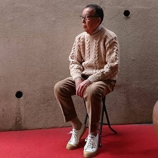 Comment porter un pantalon de costume marron pour un style chic decontractés