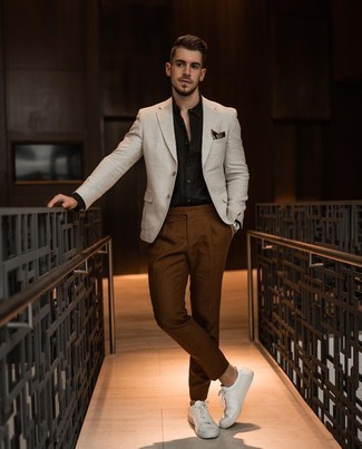 Comment porter un pantalon de costume marron