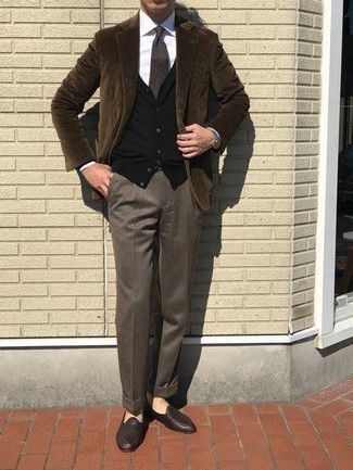 Comment porter un pantalon de costume marron