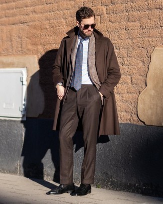 Comment porter un pantalon de costume marron quand il fait froid