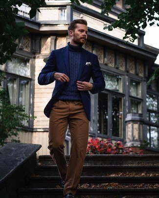 Comment porter un pantalon de costume marron