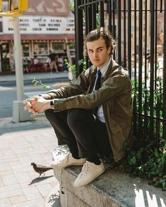 Comment porter un pantalon de costume marron