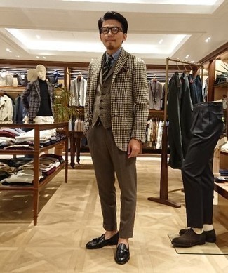 Comment porter un pantalon de costume marron en automne