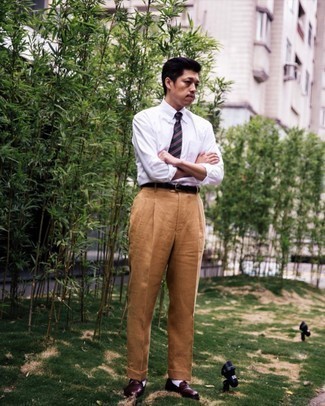 Comment porter un pantalon de costume marron