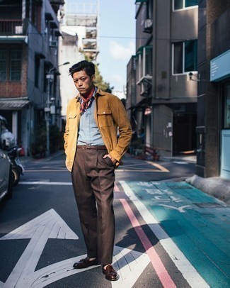 Comment porter un pantalon de costume marron