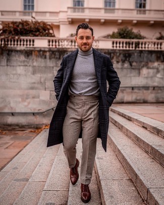 Comment porter un pantalon de costume marron quand il fait froid