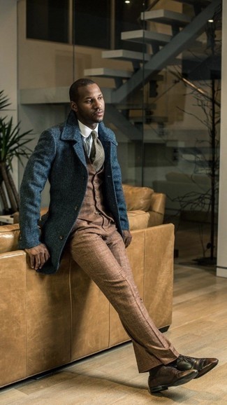 Comment porter un pantalon de costume marron en automne
