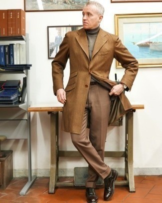 Comment porter un pantalon de costume marron quand il fait froid