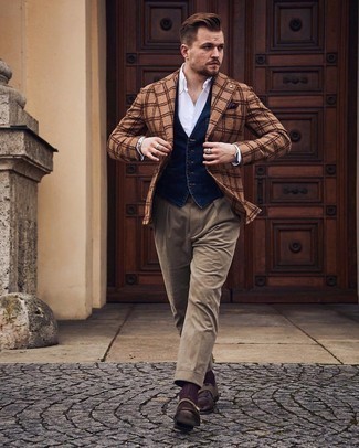 Comment porter un pantalon de costume marron