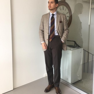 Comment porter un pantalon de costume marron