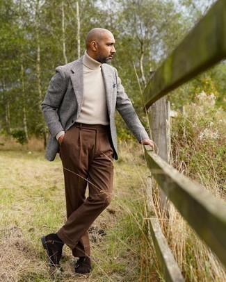 Comment porter un pantalon de costume marron pour un style chic decontractés en automne