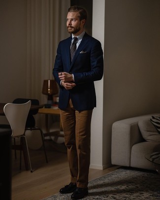 Comment porter un pantalon de costume marron