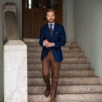 Comment porter un pantalon de costume marron