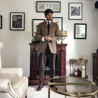 Comment porter un pantalon de costume marron