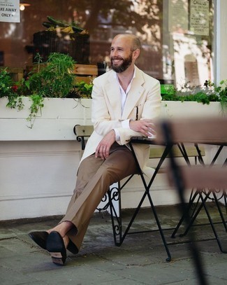 Comment porter un pantalon de costume marron
